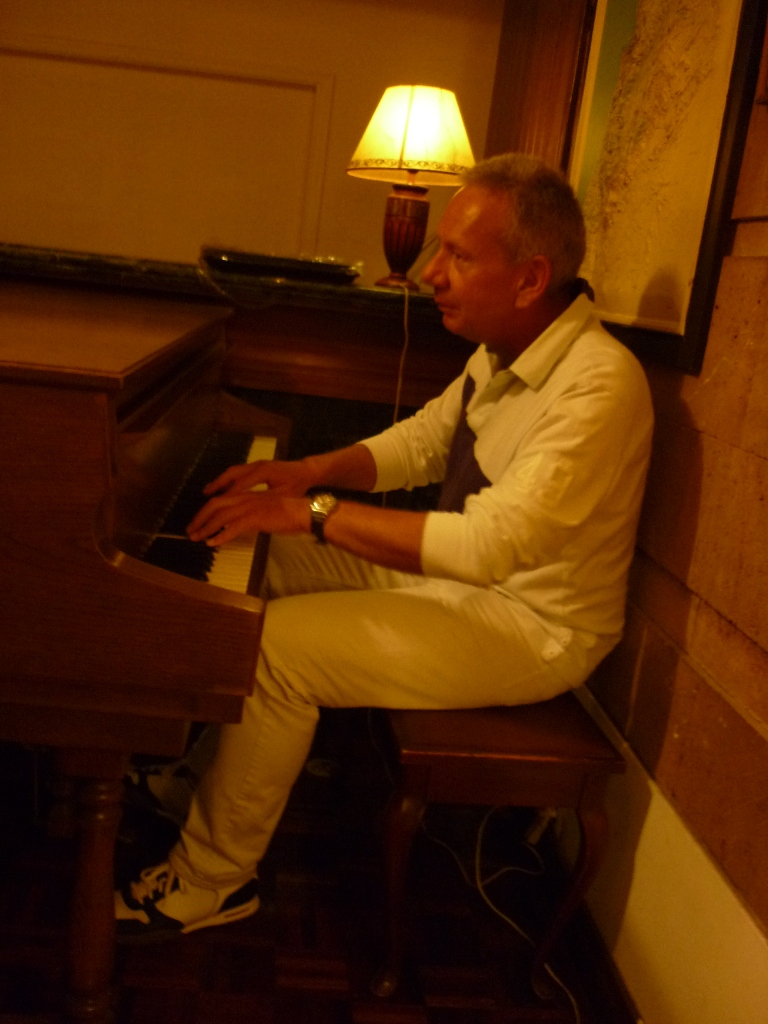 Am Klavier, Beirut, Libanon